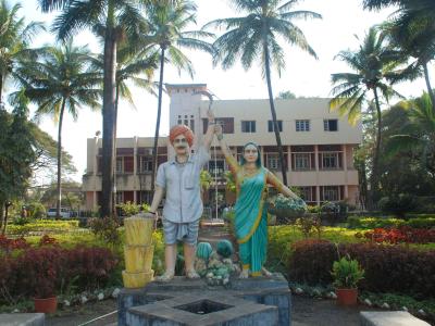 Farmer Couple Statue 1